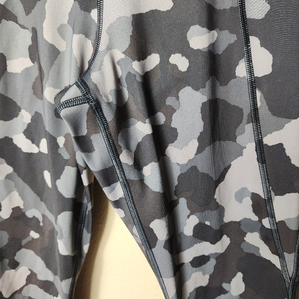 Athleta Lightening Camo 7/8 Tight Leggings w/Stash Pockets in Supersonic-Size S - Picture 3 of 12